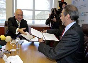 El conselleiro de Economía y el presidente de la patronal gallega, durante la firma del convenio. PAKITO