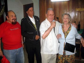 El doctor Juan Solar agasajó a la nativa de 88 años Ángela Fernández. /  F. CARRIÉ