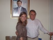 La directora de la Agencia Madrileña de Emigración con el presidente del PP en Uruguay, Benito Grande.