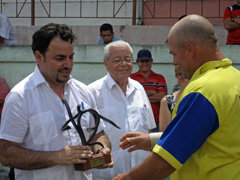 Moisés Plasencia y el presidente de la asociación canaria en Cuba, Carmelo González (C), en un acto en Cabaiguán. 