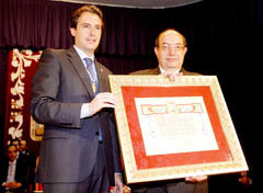  Íñigo de la Serna entrega a Salvador Ordóñez el diploma que acredita la concesión de la medalla.