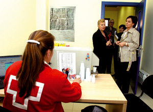  Tras la firma del acuerdo, Dolores Gorostiaga realizó una visita a las instalaciones de Cruz Roja.
