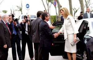  El presidente Revilla recibe a la Infanta a su llegada al Palacio de la Magdalena.