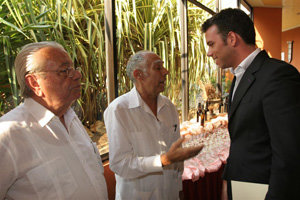  Manuel Ortiz conversa con Carmelo González y Sergio Rabanillo.