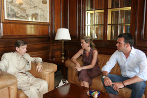  Victoria Cristóbal y Manuel Ortiz, durante su encuentro con Carlos Alonso Zaldívar.