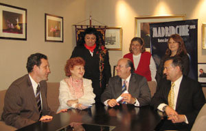  Fisas entrega la ayuda a la Marta Rey, en representación de la Asociación Amigos de la Zarzuela.