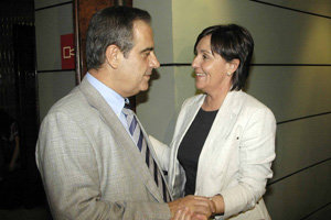  Dolores Gorostiaga, saludando al ministro de Trabajo e Inmigración, Celestino Corbacho.