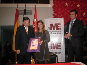  El presidente del Estadio Español le entrega un presente a la directora de Emigración, en presencia de Manuel Ortiz.