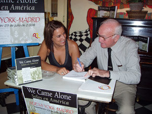  Patricia del Coso observa a Germinal Luis Fernández, que firma un libro.