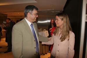 Victoria Cristóbal conversa con Valentín Ruíz, viceconsejero de Emigración de Asturias, en el pleno del CGCEE.