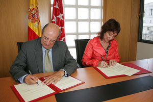 Santiago Fisas y Liliana Amalia Mazure, durante la firma del convenio.