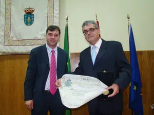 Miguel Bóo recoge el diploma que testifica el galardón recibido.