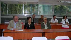 Representantes de las entidades canarias que funcionan en la ciudad capital durante la reunión.