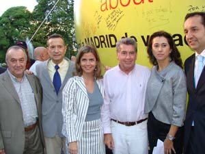  Foto de familia en Buenos Aires junto a la pelota firmada llegada de Madrid.