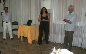  De izda. a dcha. : Alejandro Sánchez, Mónica Sánchez y Carlos Fuschs, durante la reunión. 