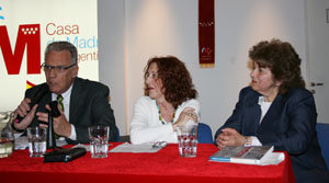  El profesor César Scandroglio y la autora, durante la presentación.