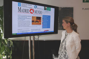 Victoria Cristobal, con la pantalla de Crónicas de la Emigración.