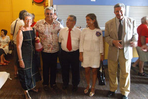  Victoria Cristóbal y Luis Iglesias –ambos en el centro–, junto a otras autoridades.