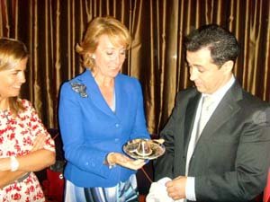 Aguirre recibió un recuerdo de su visita a los madrileños de México. 