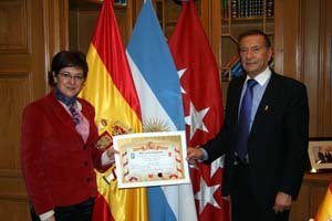 La junta directiva de la Casa de Madrid reconoció la labor de nuestra corresponsal en Argentina, Mariana Ruiz.