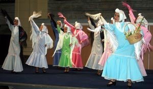  Un momento de la actuación del grupo de baile de la sociedad madrileña de La Habana en la gala del ‘Día de la Hispanidad’.