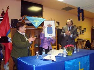 La presidenta del Centro muestra el cuadro con el escudo de Asturias que le regaló la viceconsejera.