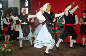 Grupo de baile tradicional de la comunidad asturiana en Cuba.