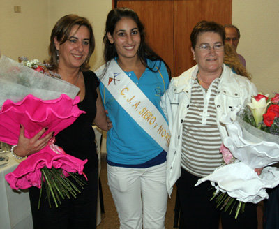  Begoña Serrano y Teresa Ortiz, junto con la reina del Centro de Siero y Noreña de Buenos Aires.