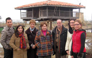  La consejera –en el centro–, junto a directivos del Centro Asturiano de Palma de Mallorca.