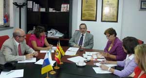  Reunión en la FES, donde estuvieron presentes el consejero de Trabajo e Inmigración, la otrora directora de la Agencia Asturiana de Emigración, el presidente de la FES, la consejera de Presidencia del Principado, la secretaria y el tesorero de la