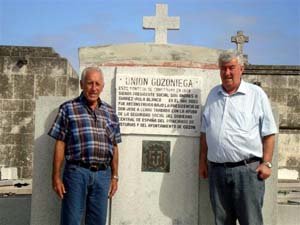  El alcalde y Cerra, frente al panteón de la Unión Gozoniega en La Habana.  