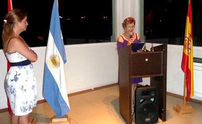 La presidenta de la Casa de Madrid da la bienvenida a Victoria Cristóbal.