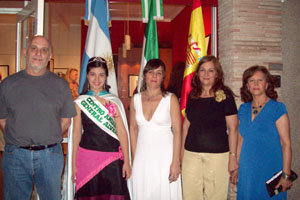  De izda. a dcha., Juvenal Soto, la reina del Centro Andaluz, Leticia Rossi, Maria Rosa Martínez y María Ramos.