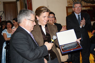 Victoria Cristóbal recibió una placa de reconocimiento. 