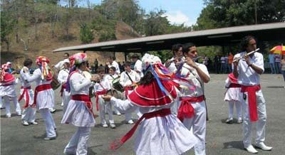  Momento en el que los ‘Bailarines del Garoé’ hacen la venia a la Morenita.