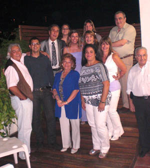  Victoria Cristóbal, con miembros del Centro de Madrileños en Argentina.