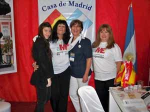 Algunas de las integrantes de la ‘Casa de Madrid’ en Bahía Blanca, durante la feria.