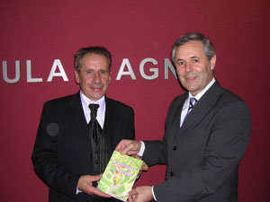  Juan José Ibáñez –a la izda.– y Carlos Santos, con el libro presentado.