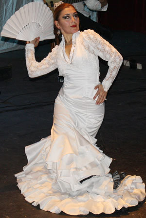  Marcela Rodríguez, durante una actuación, vestida de flamenca.