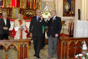 El presidente de la Agrupacion Andaluza portando la imagen de la Virgen, una vez terminado el acto.