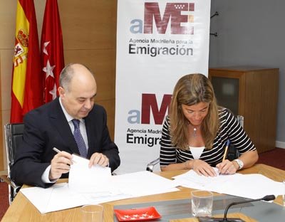  José Martínez-Nicolás y Victoria Cristóbal firman el convenio.