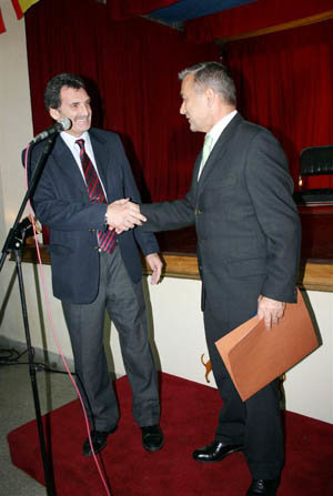 Claudio Avruj, en nombre del Gobierno y la legislatura de la ciudad de Buenos Aires, entregó a Rivero la declaración y medalla de ‘Huésped de Honor’.
