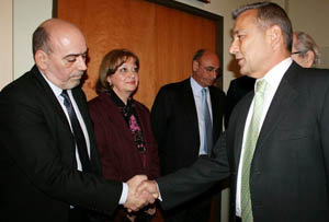  El presidente canario saluda al presidente de ‘Zona Norte’, Miguel Rueda, y a la presidenta de ‘Rosario’, María Eugenia González. Detrás, el cónsul.