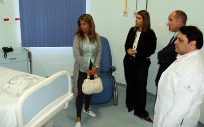  La directora de la Agencia Madrileña de la Emigración, durante su visita al Hospital Español.