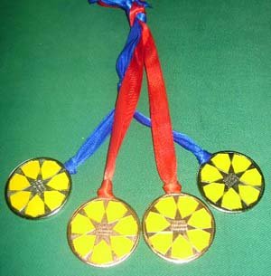Medallas con el anagrama de Seguros Canarias de Venezuela. 
