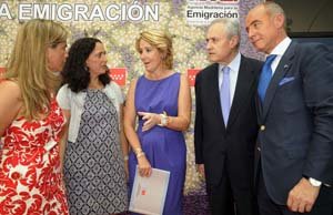 Esperanza Aguirre departe con Victoria Cristóbal, el director de la Casa de Galicia en Madrid, José Ramón Ónega, y el secretario xeral de Emigración, Santiago Camba. 