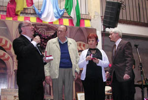  María Alegría Segovia y Juan Miguens recibieron de manos del presidente del ‘Rincón’, Manuel Sánchez de la Rosa, las medallas por los 50 y 25 años, respectivamente, de antigüedad en la entidad.