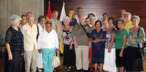   Elsa Casas con el grupo de emigrantes procedentes de Cuba. 