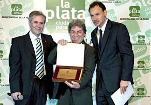  Carlos Moreno recibió la placa de manos del intendente municipal de La Plata, Pablo Bruera –a la dcha.–, y del director de Relaciones Públicas de la Municipalidad de La Plata, Carlos Santos Valle.