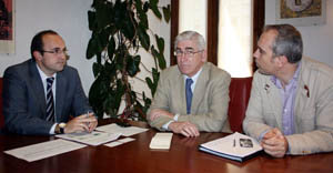  Julio Olmos, consejero de Trabajo de la Embajada española; José Antonio Gómez Periñán, viceconsejero de Gobernación de la Junta, y Víctor Bellido, coordinador de Cooperación en las Comunidades Andaluzas.